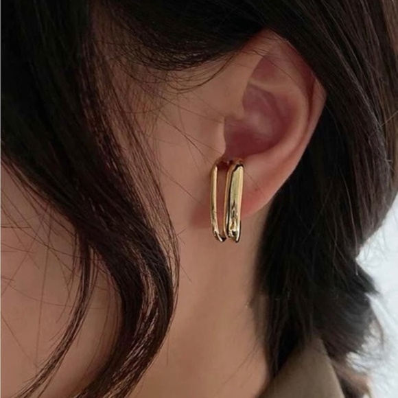 Gold 1pc Minmalist Ear Cuff - Picture 1 of 2